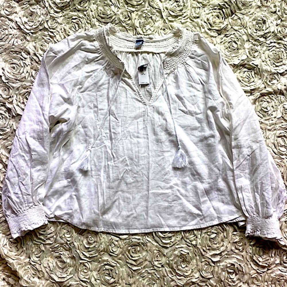 . New Old Navy white top size medium petite